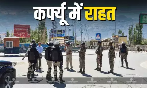 लेह में लगे कर्फ्यू में ढील, सुबह 10 बजे से शाम 5 बजे तक खुले रहेंगे बाजार,राहत मिलने के बाद लोग अपने काम-काज पर निकल रहे हैं