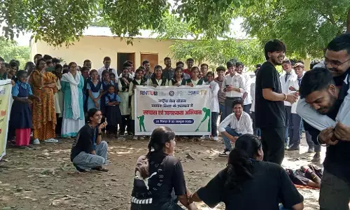 राष्ट्रीय सेवा योजना स्थापना दिवस पर गोद ग्राम में चलाया स्वच्छता अभियान राष्ट्रीय सेवा योजना स्थापना दिवस पर गोद ग्राम में चलाया स्वच्छता अभियान