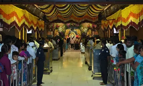 भक्तिमय माहौल में शुरू हुआ साईं बाबा पुण्यतिथि उत्सव, फूलों और रोशनी से आकर्षक सजावट भक्तिमय माहौल में शुरू हुआ साईं बाबा पुण्यतिथि उत्सव, फूलों और रोशनी से आकर्षक सजावट