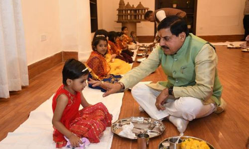 मुख्यमंत्री डॉ. यादव ने कन्याओं को तिलक लगाकर, चुन्नी ओढ़ाकर स्नेह पूर्वक कराया भोज