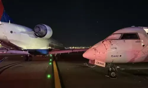 न्यूयॉर्क में ला गार्डिया एयरपोर्ट पर दो विमान आपस में टकराए, एक यात्री घायल, एक विमान में 32 दूसरे में सवार थे 61 यात्री न्यूयॉर्क में ला गार्डिया एयरपोर्ट पर दो विमान आपस में टकराए, एक यात्री घायल, एक विमान में 32 दूसरे में सवार थे 61 यात्री