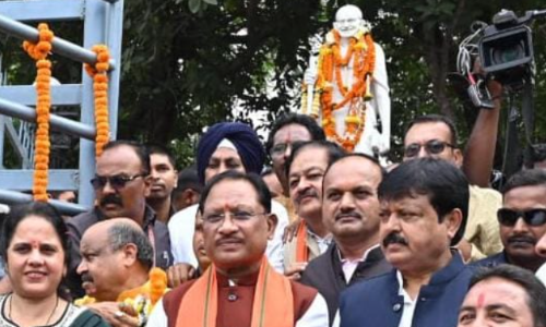 मुख्यमंत्री विष्णुदेव साय ने राष्ट्रपिता महात्मा गांधी और पूर्व प्रधानमंत्री लाल बहादुर शास्त्री की प्रतिमा पर किया माल्यार्पण