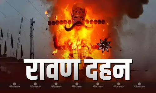 दिल्ली के रामलीला मैदान मे राष्ट्रपति मुर्मू ने किया रावण दहन, पटना में रावण के टूटे सर के साथ जलाया पुतला