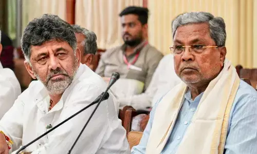 कर्नाटक में CM पद की अटकलों पर डीके शिव कुमार ने दी प्रतिक्रिया, कहा- पांच साल का पूरा करेंगे कार्यकाल सिद्धारमैया कर्नाटक में CM पद की अटकलों पर डीके शिव कुमार ने दी प्रतिक्रिया, कहा- पांच साल का पूरा करेंगे कार्यकाल सिद्धारमैया
