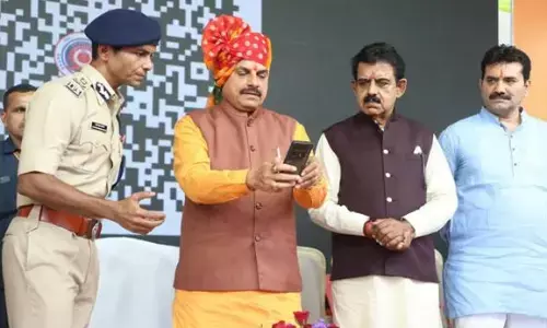 मुख्यमंत्री डॉ. यादव ने मोबाइल से क्यूआर कोड स्कैन कर लांच किया इंदौर पुलिस का चेटबॉट मुख्यमंत्री डॉ. यादव ने मोबाइल से क्यूआर कोड स्कैन कर लांच किया इंदौर पुलिस का चेटबॉट