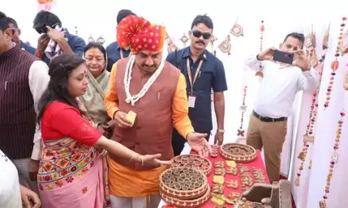 मुख्यमंत्री डॉ. यादव ने इंदौर में गोबर से स्वदेशी दीये बनाये जाने के नवाचार की सराहना की मुख्यमंत्री डॉ. यादव ने इंदौर में गोबर से स्वदेशी दीये बनाये जाने के नवाचार की सराहना की