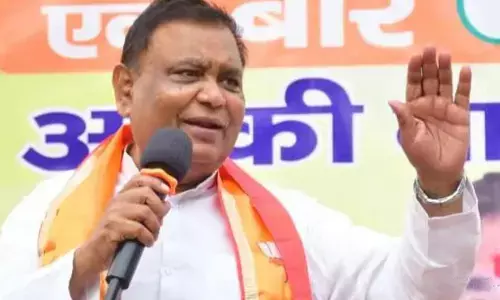 महात्मा गांधी के विचारों के जिक्र करते हुए बीजेपी सांसद ने दिया विवादित बयान, कहा- मिलती है हथियारों से शांति