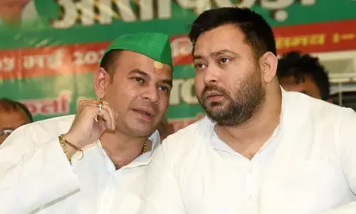 विजयादशमी के मौके पर तेज प्रताप यादव के बदले सुर, अपने छोटे भाई तेजस्वी यादव को लेकर कह दी ये बात विजयादशमी के मौके पर तेज प्रताप यादव के बदले सुर, अपने छोटे भाई तेजस्वी यादव को लेकर कह दी ये बात
