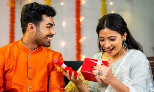 करवाचौथ पर पत्नी को देना है खास गिफ्ट, तो इन आइडियाज से लें मदद करवाचौथ पर पत्नी को देना है खास गिफ्ट, तो इन आइडियाज से लें मदद