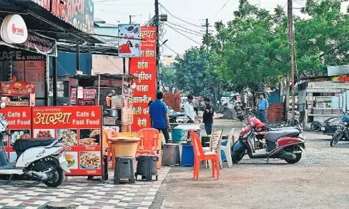 विजय नगर में मुख्य सड़क से लेकर सर्विस रोड पूरी तरह कब्जों से घिरी विजय नगर में मुख्य सड़क से लेकर सर्विस रोड पूरी तरह कब्जों से घिरी