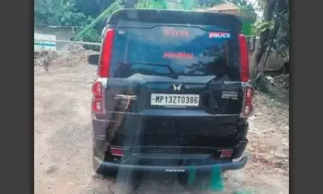 घमापुर थाने में घंटों खड़ी रही काली फिल्म लगी कार घमापुर थाने में घंटों खड़ी रही काली फिल्म लगी कार