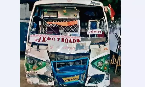 शुक्र है संभल गए, ऐसा लगा कि मौत छूकर निकल गई, कुछ देर तो दहशत से कांपते रहे शुक्र है संभल गए, ऐसा लगा कि मौत छूकर निकल गई, कुछ देर तो दहशत से कांपते रहे