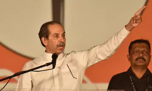 उद्धव ने कहा - हिंदुत्व का सवाल पूछने वाले पहले अपने झंडे से हरा रंग हटाएं, शर्मिला ने कार्यकर्ताओं को खिलाई मिठाई