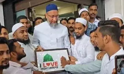 आई लव मुहम्मद लिखी तस्वीर लेने से ओवैसी ने क्यों किया मना? सोशल मीडिया पर वीडियो वायरल होने के बाद यूजर ने बताई सच्चाई आई लव मुहम्मद लिखी तस्वीर लेने से ओवैसी ने क्यों किया मना? सोशल मीडिया पर वीडियो वायरल होने के बाद यूजर ने बताई सच्चाई
