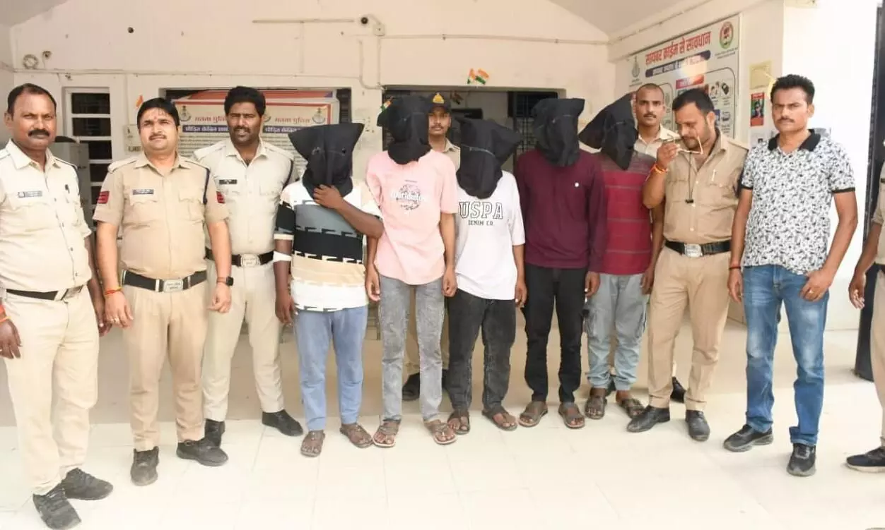 आंख में मिर्च डालकर व्यापारियों से लूट के 5 आरोपी गिरफ्तार आंख में मिर्च डालकर व्यापारियों से लूट के 5 आरोपी गिरफ्तार