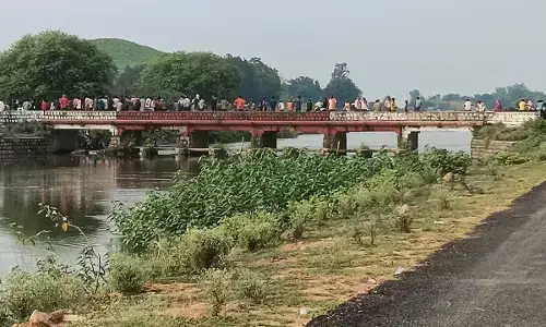 विसर्जन में टला बडा हादसा, चौकी प्रभारी ने बचाई युवक की जान विसर्जन में टला बडा हादसा, चौकी प्रभारी ने बचाई युवक की जान