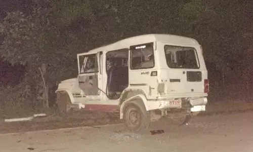 दुर्गा विसर्जन के जुलूस में घुसी तेज रफ्तार बुलेरो, दो की मौत १३ घायल दुर्गा विसर्जन के जुलूस में घुसी तेज रफ्तार बुलेरो, दो की मौत १३ घायल