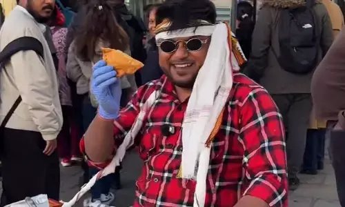 लंदन में मजेदार अंदाज में बिहारी बेच रहा था समोसा, वायरल हो रहे इस वीडियो ने किया सबका मूड फ्रेश लंदन में मजेदार अंदाज में बिहारी बेच रहा था समोसा, वायरल हो रहे इस वीडियो ने किया सबका मूड फ्रेश