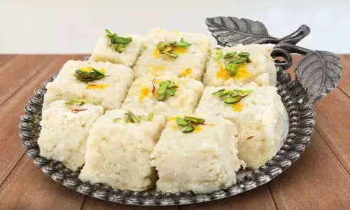 करवाचौथ पर इस खास मिठाई को खाकर खोलें अपना व्रत, यहां देखें कलाकंद की खास रेसिपी करवाचौथ पर इस खास मिठाई को खाकर खोलें अपना व्रत, यहां देखें कलाकंद की खास रेसिपी