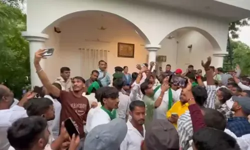 राजद चीफ लालू प्रसाद यादव के आवास को भीड़ ने घेरा, वर्तमान विधायक के खिलाफ किया जोरदार हंगामा