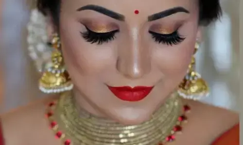 करवा चौथ पर दिखना है बहुत ही खूबसूरत, तो इन मेकअप ट्यूटोरियल्स को करें फॉलो और घर पर ही करें अपना मेकअप करवा चौथ पर दिखना है बहुत ही खूबसूरत, तो इन मेकअप ट्यूटोरियल्स को करें फॉलो और घर पर ही करें अपना मेकअप