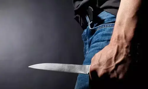 कमर पर खंजर रखकर आतंक मचाना पड़ा महंगा, युवक को किया गिरफ्तार कमर पर खंजर रखकर आतंक मचाना पड़ा महंगा, युवक को किया गिरफ्तार