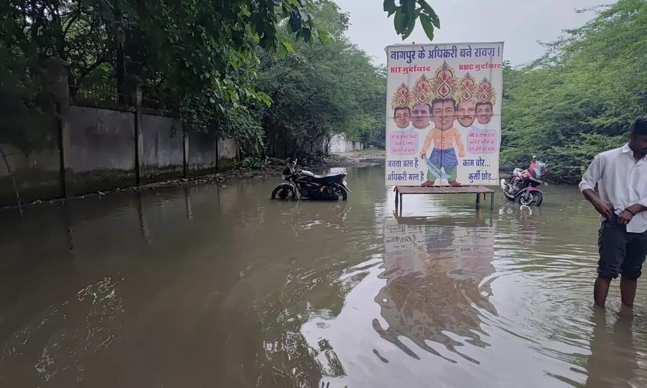 भरे पानी में पलंग डालकर नागरिकों की नारेबाजी, लापरवाह अधिकारियों के लगाए रावणरूपी बैनर भरे पानी में पलंग डालकर नागरिकों की नारेबाजी, लापरवाह अधिकारियों के लगाए रावणरूपी बैनर
