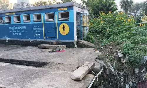 नाले पर असुरक्षित कॉम्प्लेक्स, पानी की बर्बादी, गंदगी और टूटी रेलिंग से दुर्घटना का खतरा