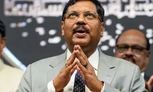 सुनवाई के दौरान एक वकील ने सीजेआई कोर्ट में की अभद्रता, सुरक्षाकर्मियों ने कोर्ट से किया बाहर, सुको ने बिठाई जांच, आरोपी से पूछताछ जारी सुनवाई के दौरान एक वकील ने सीजेआई कोर्ट में की अभद्रता, सुरक्षाकर्मियों ने कोर्ट से किया बाहर, सुको ने बिठाई जांच, आरोपी से पूछताछ जारी