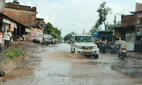 अवंतीबाई चौक पर बारिश के बाद भरा पानी, सड़क तालाब में हुई तब्दील