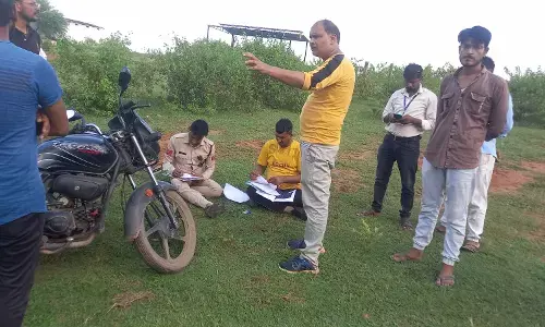 केन नदीं के किनारे खेत में मिला युवक का शव