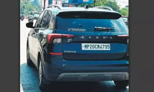 काली फिल्म लगी कार में बैठकर घंटों बतियाते रहे युवक काली फिल्म लगी कार में बैठकर घंटों बतियाते रहे युवक