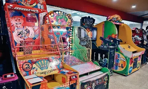 मनोरंजन के खेल में खतरों की अनदेखी, यहां संक्रमण को खुली छूट और सुरक्षा के नियम भी ताक पर मनोरंजन के खेल में खतरों की अनदेखी, यहां संक्रमण को खुली छूट और सुरक्षा के नियम भी ताक पर