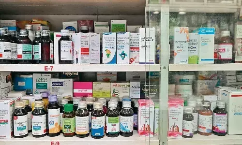 चेतावनी नजरअंदाज कर बाजार में धड़ल्ले से बेचे जा रहे सैकड़ों तरह के कफ सिरप चेतावनी नजरअंदाज कर बाजार में धड़ल्ले से बेचे जा रहे सैकड़ों तरह के कफ सिरप