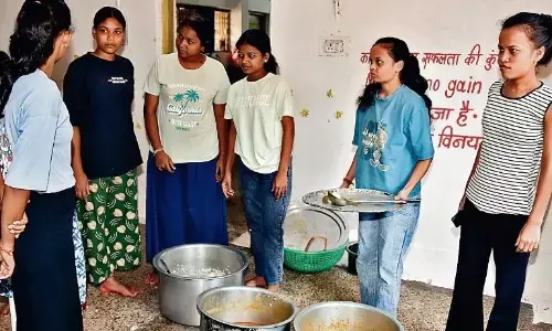 पोस्ट मैट्रिक आदिवासी छात्रावास के खाने में निकली इल्ली और घुन पोस्ट मैट्रिक आदिवासी छात्रावास के खाने में निकली इल्ली और घुन