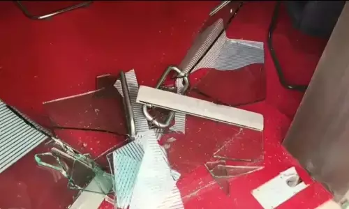 शिवसैनिकों का गुस्सा फूटा!, सरकारी विश्रामगृह में हॉल न देने पर कांच के दरवाजे तोड़े शिवसैनिकों का गुस्सा फूटा!, सरकारी विश्रामगृह में हॉल न देने पर कांच के दरवाजे तोड़े