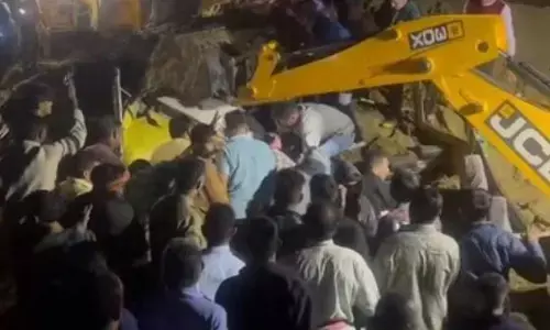 पहाड़ से यात्री बस पर चिट्टाने गिरने से 15 लोगों की मौत, मलबे में दबे कई लोग, रेस्क्यू ऑपरेशन जारी पहाड़ से यात्री बस पर चिट्टाने गिरने से 15 लोगों की मौत, मलबे में दबे कई लोग, रेस्क्यू ऑपरेशन जारी