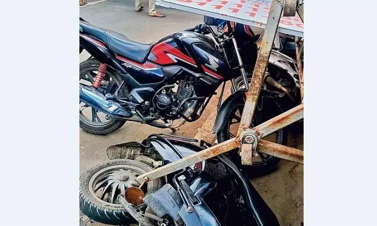 पंडाल में लगा ट्रेस गिरा, बाइक सवार घायल, वाहन क्षतिग्रस्त पंडाल में लगा ट्रेस गिरा, बाइक सवार घायल, वाहन क्षतिग्रस्त