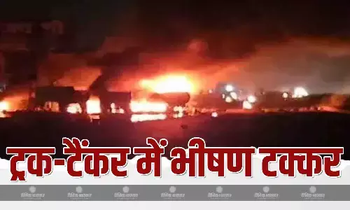 राजस्थान के जयपुर-अजमेर राजमार्ग पर गैस सिलेंडर से भरे खड़े ट्रक और केमिकल टैंकर के बीच भीषण टक्कर एक की मौत राजस्थान के जयपुर-अजमेर राजमार्ग पर गैस सिलेंडर से भरे खड़े ट्रक और केमिकल टैंकर के बीच भीषण टक्कर एक की मौत