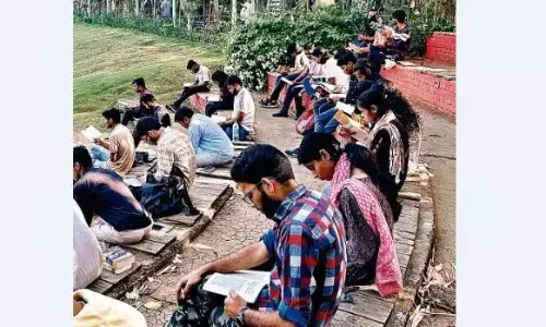 हर संडे 80 से 100 लोग एक साथ बैठकर पढ़ते हैं किताबें हर संडे 80 से 100 लोग एक साथ बैठकर पढ़ते हैं किताबें