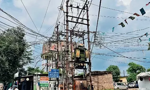 बिजली केबल जमीन पर, ट्रांसफॉर्मर खुले पड़े, पूरा सिस्टम ही तार-तार है! बिजली केबल जमीन पर, ट्रांसफॉर्मर खुले पड़े, पूरा सिस्टम ही तार-तार है!