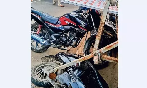 पंडाल में लगा ट्रेस गिरा, बाइक सवार घायल, वाहन क्षतिग्रस्त