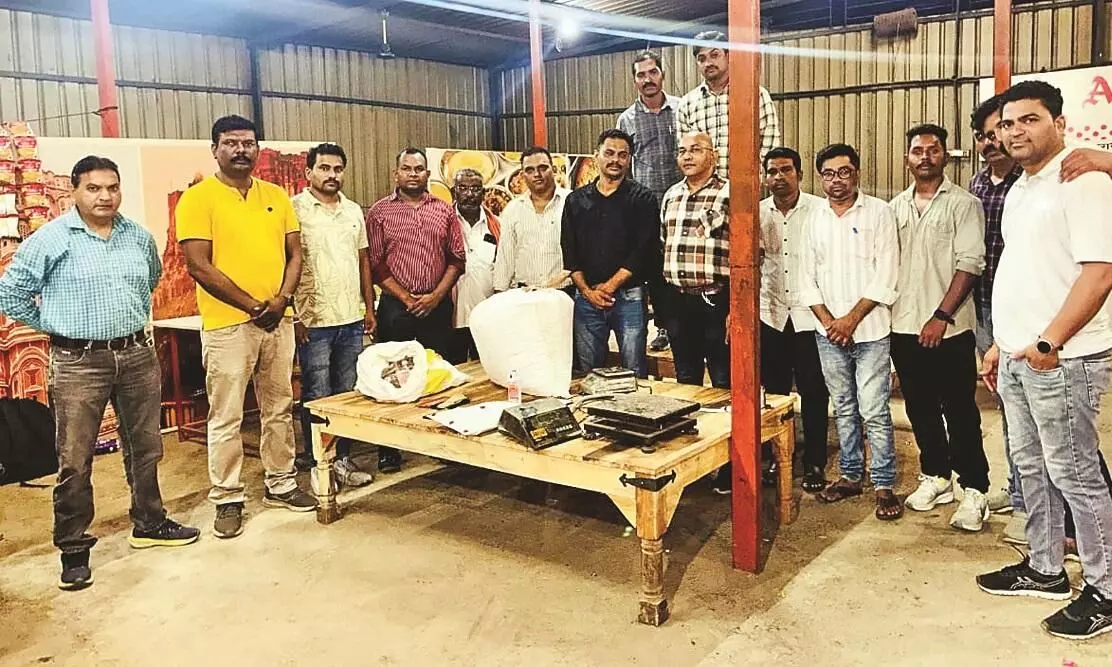 बूटीबोरी में ढाबा पर पुलिस का छापा, तीन गिरफ्तार बूटीबोरी में ढाबा पर पुलिस का छापा, तीन गिरफ्तार