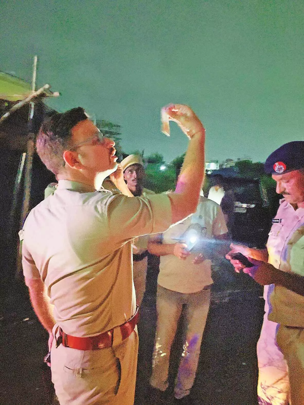 स्कार्पियो चालक एमडी के साथ गिरफ्तार ,नाकाबंदी के दौरान ट्रैफिक पुलिस की कार्रवाई स्कार्पियो चालक एमडी के साथ गिरफ्तार ,नाकाबंदी के दौरान ट्रैफिक पुलिस की कार्रवाई