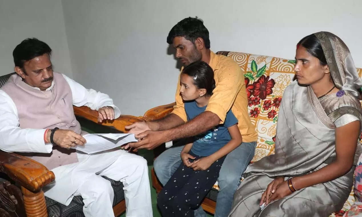 पीड़ित परिवारों से मिले डिप्टी सीएम शुक्ल..कहा-सरकार हर संभव सहायता के लिए प्रतिबद्ध पीड़ित परिवारों से मिले डिप्टी सीएम शुक्ल..कहा-सरकार हर संभव सहायता के लिए प्रतिबद्ध