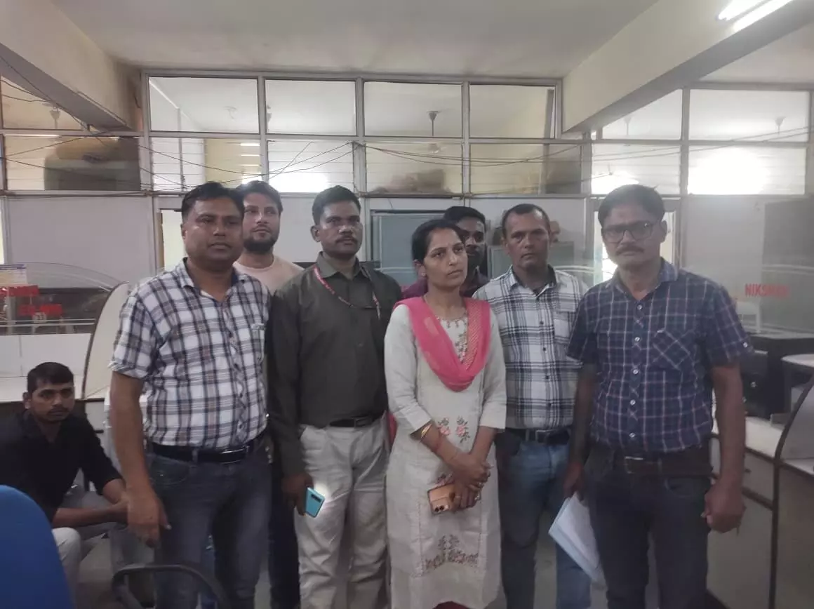 सीएमएचओ कार्यालय में लोकायुक्त का छापा, डाटा एंट्री ऑपरेटर २५०० रूपए की रिश्वत लेते रंगे हाथ पकड़ा सीएमएचओ कार्यालय में लोकायुक्त का छापा, डाटा एंट्री ऑपरेटर २५०० रूपए की रिश्वत लेते रंगे हाथ पकड़ा