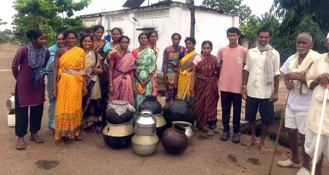 संतप्त महिलाओं ने शराब अड्डे पर बोला धावा, हजारों रुपए का माल जब्त संतप्त महिलाओं ने शराब अड्डे पर बोला धावा, हजारों रुपए का माल जब्त