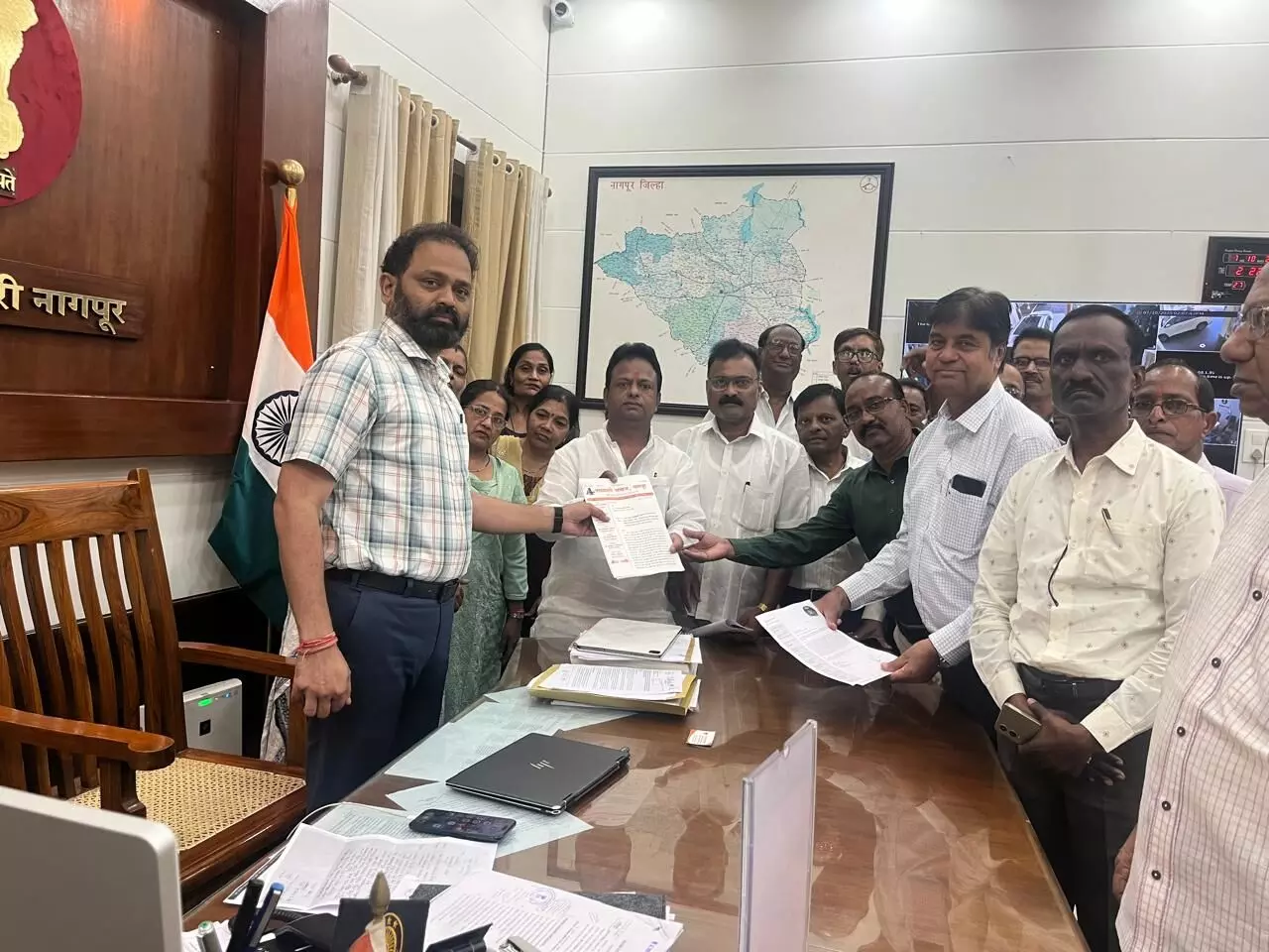 युवती से अत्याचार करने वाले शिक्षक को दें फांसी, सौंपा ज्ञापन युवती से अत्याचार करने वाले शिक्षक को दें फांसी, सौंपा ज्ञापन