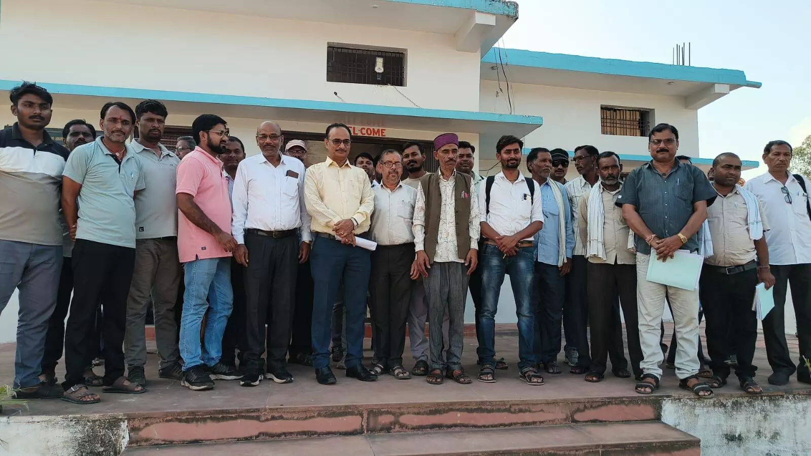 सीईओ ने रैपुरा की ग्राम पंचायतों की ली समीक्षा बैठक, सीईओ के सामने हरदुआ रावजू सचिव ने की पत्रकार से अभद्रता सीईओ ने रैपुरा की ग्राम पंचायतों की ली समीक्षा बैठक, सीईओ के सामने हरदुआ रावजू सचिव ने की पत्रकार से अभद्रता