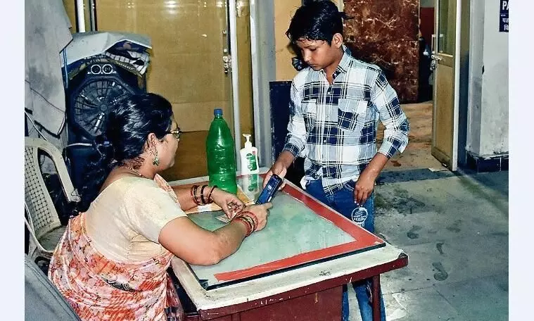स्टेशन पर ज्यादा पानी पीकर न जाएं नहीं तो वाॅशरूम पर भी देने पड़ेंगे पैसे स्टेशन पर ज्यादा पानी पीकर न जाएं नहीं तो वाॅशरूम पर भी देने पड़ेंगे पैसे